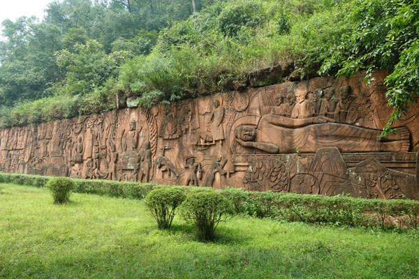 Chengdu Tagesausflug Oriental Buddhist Theme Park vor den Höhlen 2