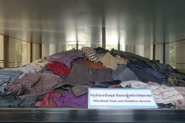 Choeung EK Völkermord Gedenkzentrum Killing Fields Gedenkstupa innen 2