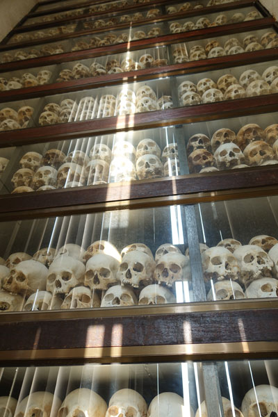 Choeung EK Völkermord Gedenkzentrum Killing Fields Gedenkstupa innen