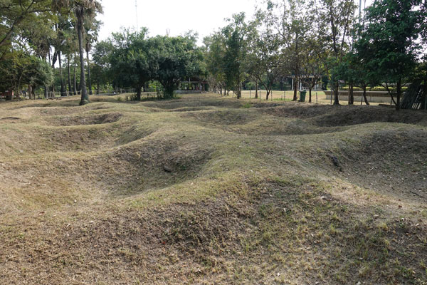 Choeung EK Völkermord Gedenkzentrum Killing Fields Hügellandschaft 2