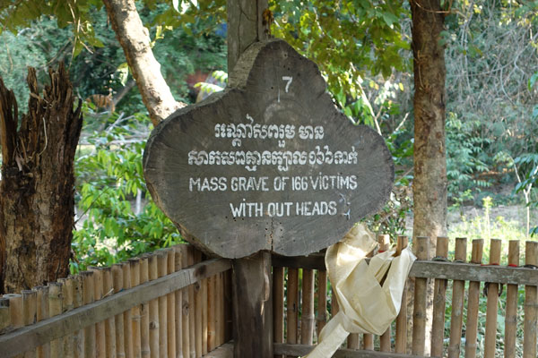 Choeung EK Völkermord Gedenkzentrum Killing Fields Massengrab Schild 1 1
