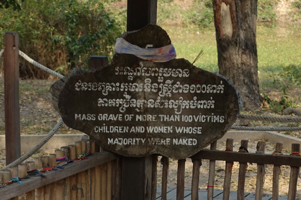 Choeung EK Völkermord Gedenkzentrum Killing Fields Massengrab Schild 2 1