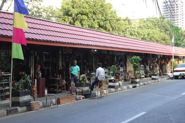 Jakarta Sehenswürdigkeiten Antikflohmarkt Jalan Surabaya 1
