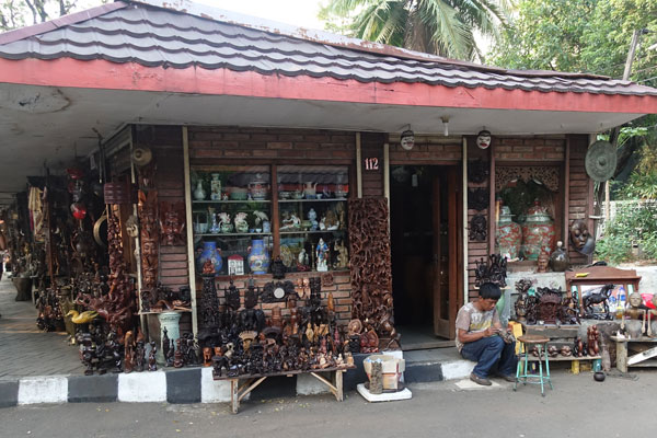 Jakarta Sehenswürdigkeiten Antikflohmarkt Jalan Surabaya 2