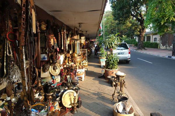 Jakarta Sehenswürdigkeiten Antikflohmarkt Jalan Surabaya 3
