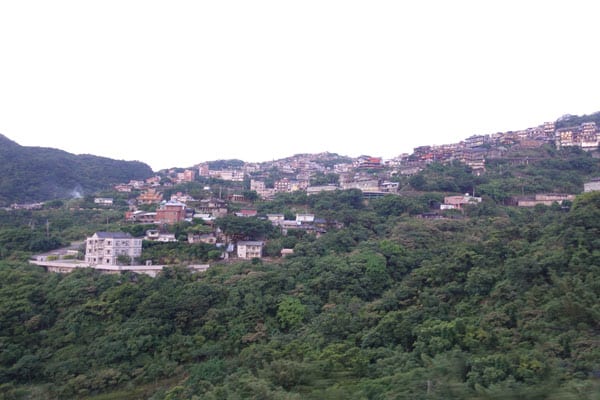 Das Dorf Jiufen von weitem Jiufen Tagesausflug von Taipeh Bilder von der Hinfahrt 2