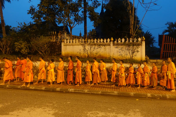 Luang Prabang Mönche am Morgen Tak Bat Alomsenprozedur 1