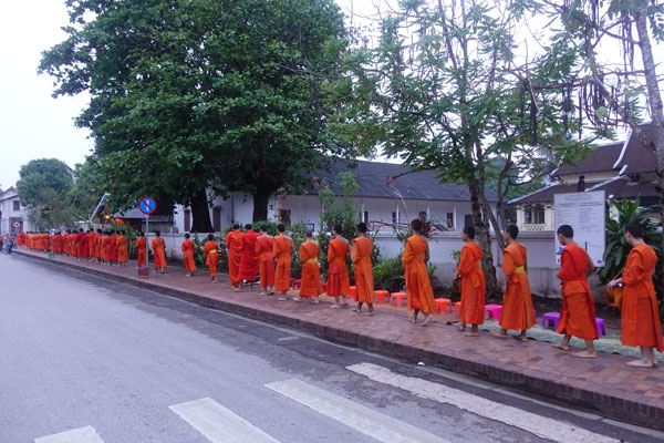 Luang Prabang Mönche am Morgen Tak Bat Alomsenprozedur 2