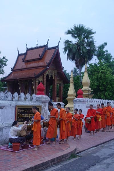 Luang Prabang Mönche am Morgen Tak Bat Alomsenprozedur 3