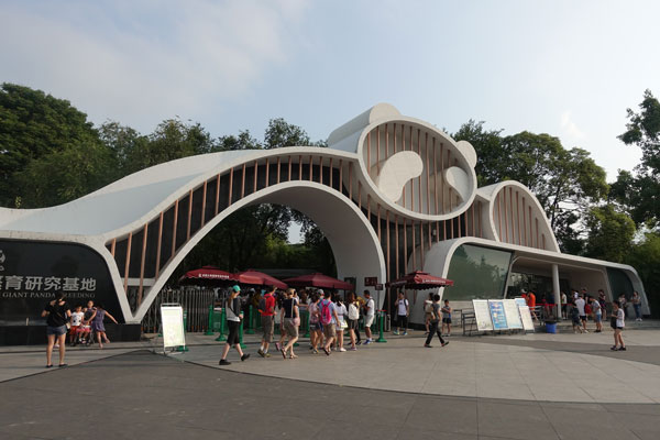 Eingangstor Pandabären Chengdu Pandaaufzuchtsstationen Eingangsbereich 1