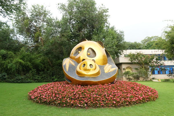 Figuren im Park Pandabären Chengdu Pandaaufzuchtsstationen Eingangsbereich 2