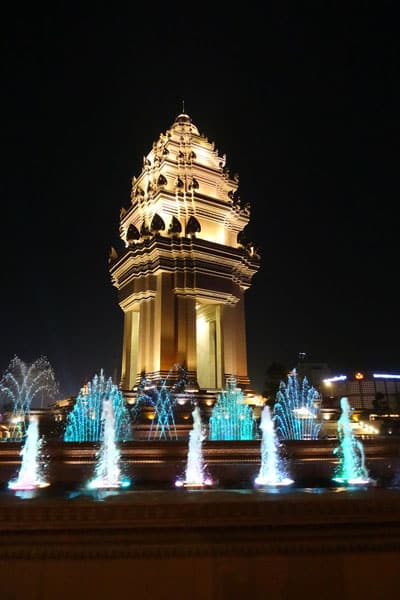 phnom penh independence monument night