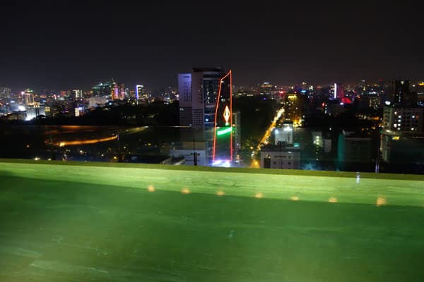 Saigon Sehenswürdigkeiten Rooftopbar Hotel des Arts 2