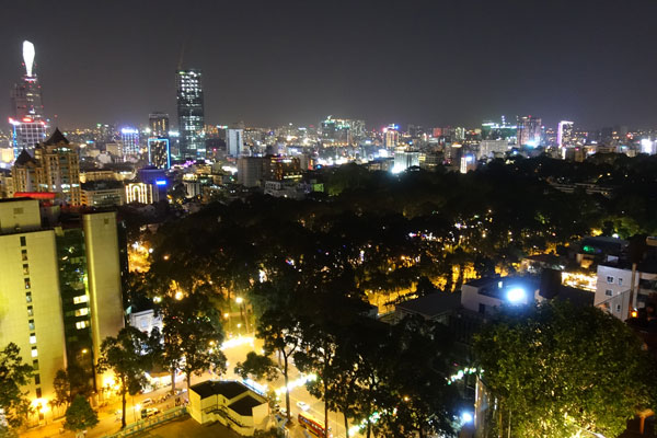 Saigon Sehenswürdigkeiten Rooftopbar Hotel des Arts 3
