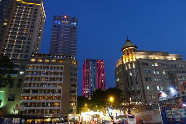 Saigon Sehenswürdigkeiten Stadtbild nachts 2
