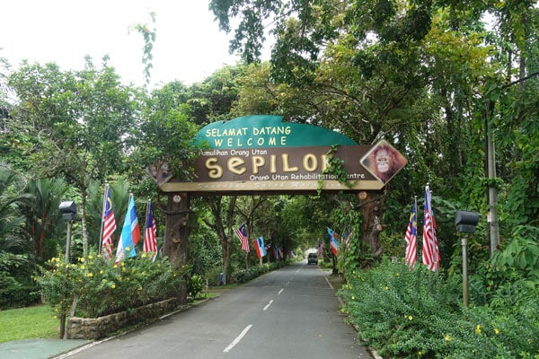 Eingangsschild Sepilok Orang Utan Rehabilitation Center allgemein 1