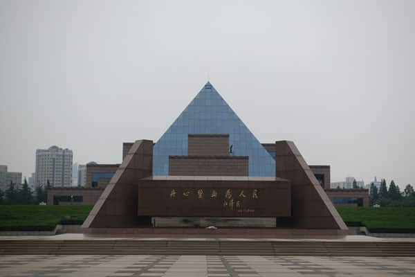 Denkmal mit Mausoleumspyramide Shanghai Sehenswürdigkeiten Longhua Revolutionary Martyrs Cemetry 1