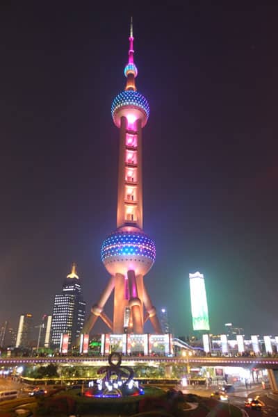 Oriental Pearl Tower Shanghai Sehenswürdigkeiten Pudong Lujiazui Fußgängerbrücke nachts 1
