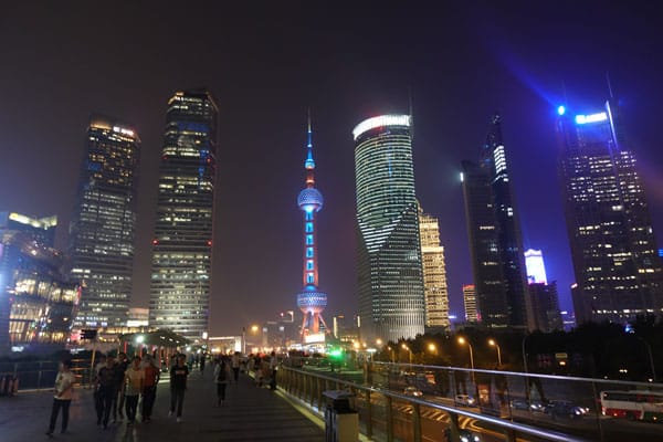 Skyline vom Sky-Walkway Shanghai Sehenswürdigkeiten Pudong Lujiazui Fußgängerbrücke nachts 2