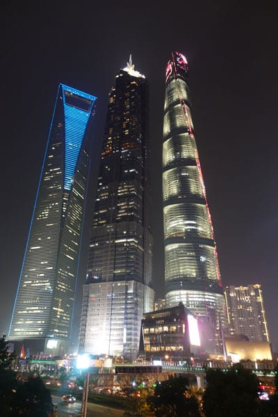 Flaschenöffner und Shanghai Tower Shanghai Sehenswürdigkeiten Pudong Lujiazui Fußgängerbrücke nachts 3