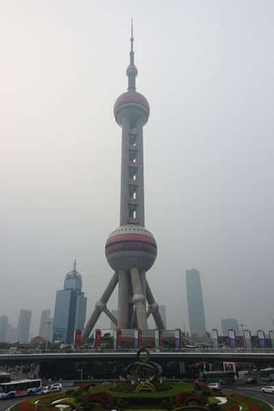 Oriental Pearl Tower Shanghai Sehenswürdigkeiten Pudong Lujiazui Fußgängerbrücke Tag 1