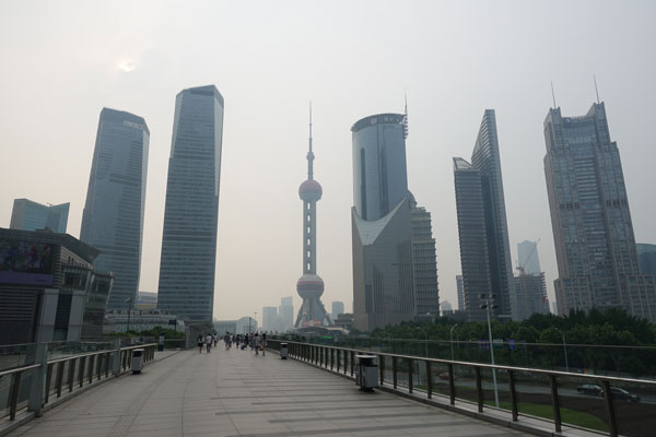 Skyline vom Sky-Walkway Shanghai Sehenswürdigkeiten Pudong Lujiazui Fußgängerbrücke Tag 2