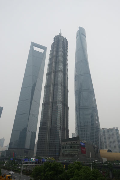 Flaschenöffner und Shanghai Tower Shanghai Sehenswürdigkeiten Pudong Lujiazui Fußgängerbrücke Tag 3