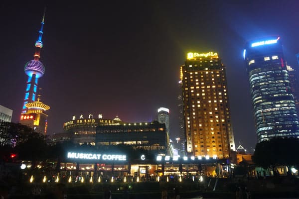 Shanghai Sehenswürdigkeiten Pudong Lujiazui Uferpromenade nachts 2