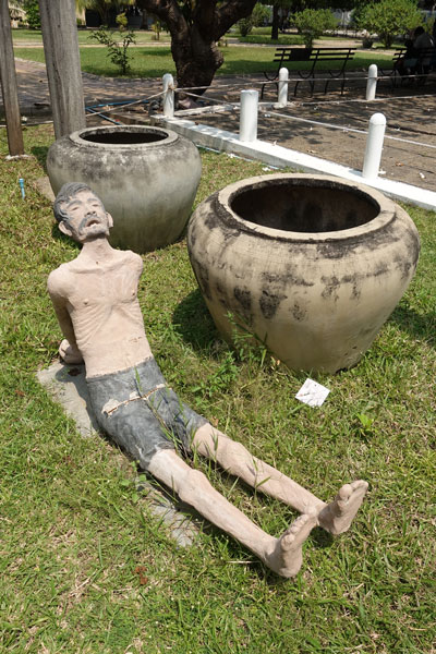 Tuol Sleng Museum Sicherheitsgefängnis S 21 Galgen Krüge