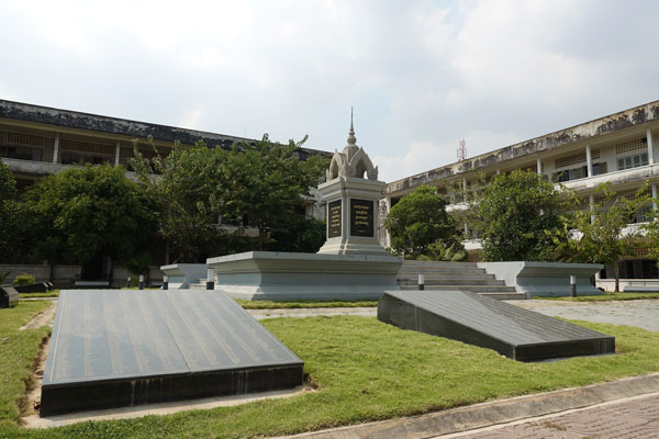 Tuol Sleng Museum Sicherheitsgefängnis S 21 Mahmal außen