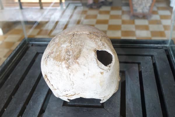 Tuol Sleng Museum Sicherheitsgefängnis S 21 Totenschädel von hinten