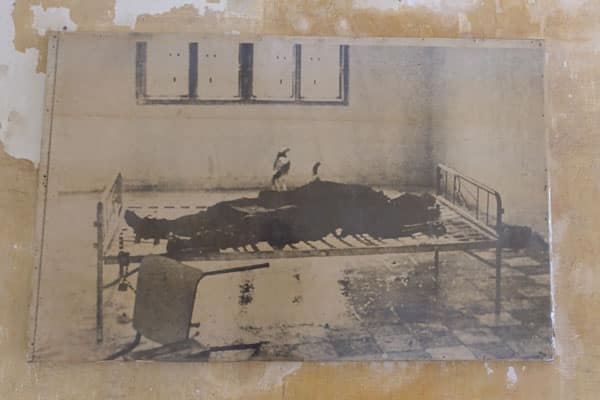 Tuol Sleng Museum Sicherheitsgefängnis S 21 Zelle Wandbild