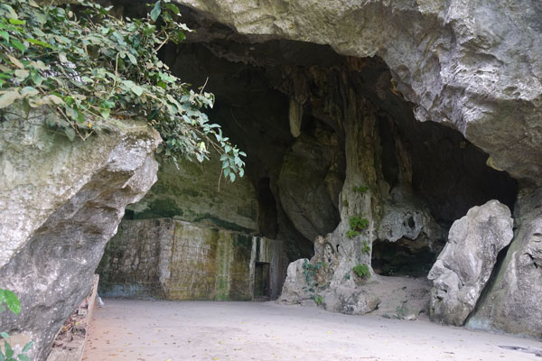 Vietnam Cat Ba Hospital Cave 1