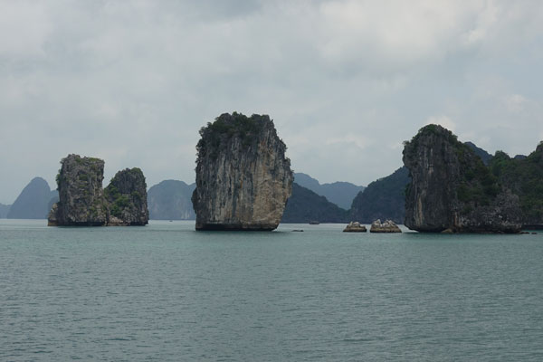 Vietnam Fahrt durch die Halong Bay nördlicher Teil 2